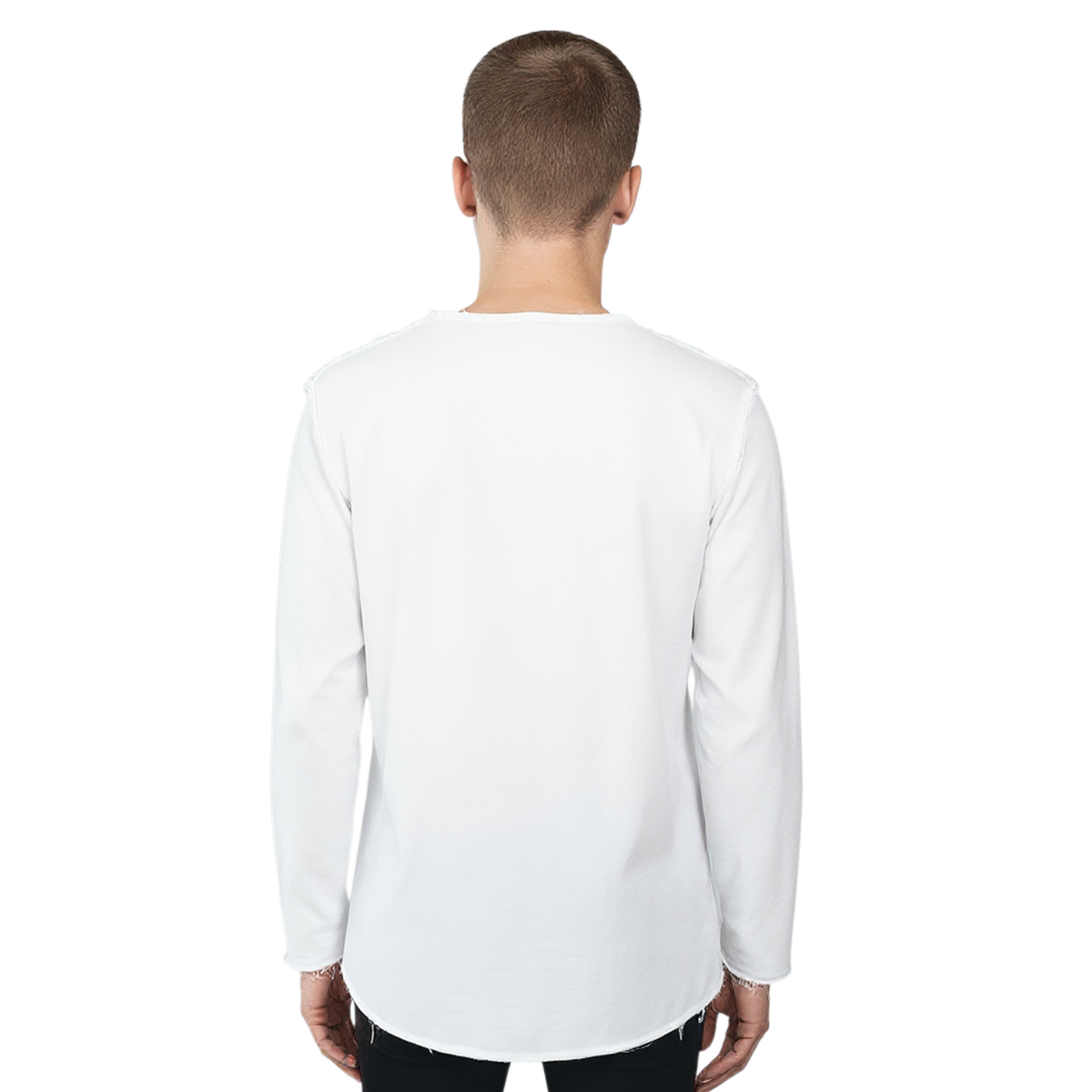 Rückansicht des weißen Langarmshirts Alejandro am Model. Sichtbar großzügiger Schnitt, Rundhalsausschnitt und ausgefranster Bund.