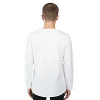 Rückansicht des weißen Langarmshirts Alejandro am Model. Sichtbar großzügiger Schnitt, Rundhalsausschnitt und ausgefranster Bund.