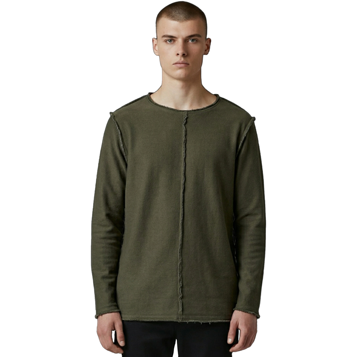 Frontale Detailansicht des grünen Langarmshirts Alejandro am Model vor schwarzem Hintergrund. Fokus auf die nach außen gekehrte Mittelnaht und die weiche Stoffstruktur.