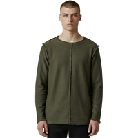 Frontale Detailansicht des grünen Langarmshirts Alejandro am Model vor schwarzem Hintergrund. Fokus auf die nach außen gekehrte Mittelnaht und die weiche Stoffstruktur.