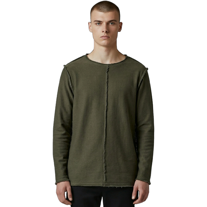 Frontale Detailansicht des grünen Langarmshirts Alejandro am Model vor schwarzem Hintergrund. Fokus auf die nach außen gekehrte Mittelnaht und die weiche Stoffstruktur.