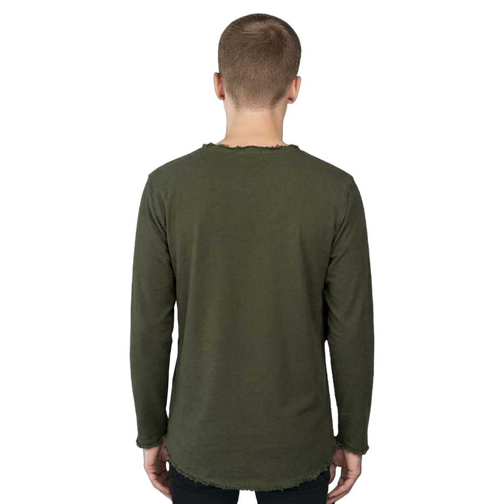 Rückansicht des grünen Langarmshirts Alejandro am Model vor schwarzem Hintergrund. Sichtbar lässiger Schnitt, Rundhalsausschnitt und ausgefranster Bund.
