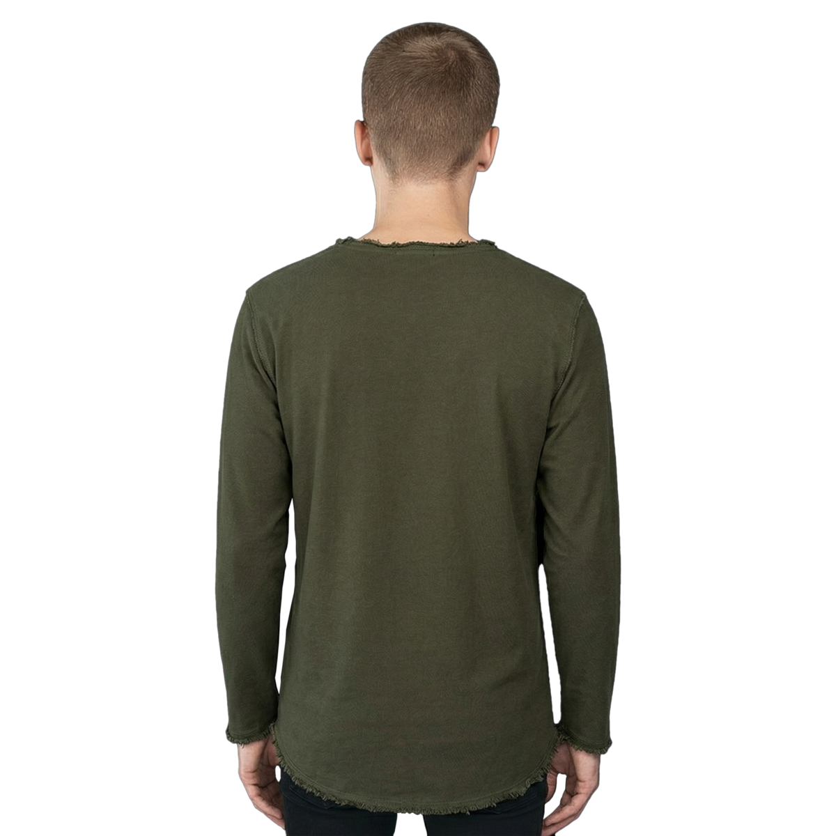 Rückansicht des grünen Langarmshirts Alejandro am Model vor schwarzem Hintergrund. Sichtbar lässiger Schnitt, Rundhalsausschnitt und ausgefranster Bund.