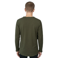 Rückansicht des grünen Langarmshirts Alejandro am Model vor schwarzem Hintergrund. Sichtbar lässiger Schnitt, Rundhalsausschnitt und ausgefranster Bund.