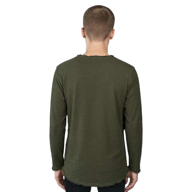 Rückansicht des grünen Langarmshirts Alejandro am Model vor schwarzem Hintergrund. Sichtbar lässiger Schnitt, Rundhalsausschnitt und ausgefranster Bund.