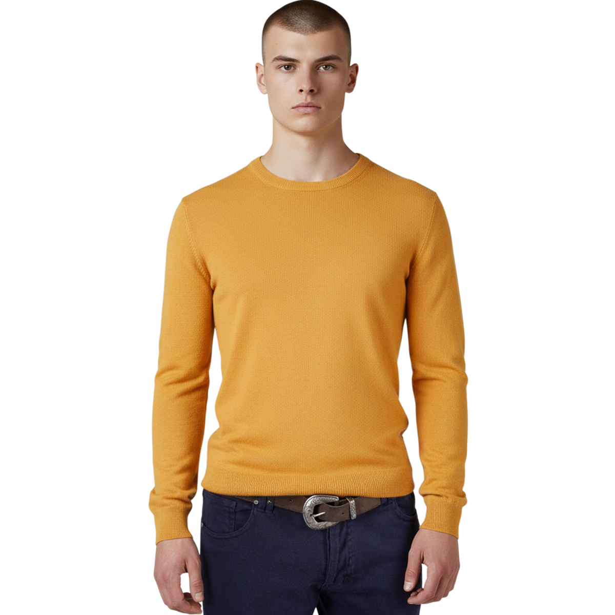 Italienischer Herrenpullover aus Woll-Kaschmir-Mischung, Vorderansicht, Rundhalsausschnitt, fein strukturierte Strickqualität, getragen über dunkelblauer Hose.