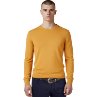 Italienischer Herrenpullover aus Woll-Kaschmir-Mischung, Vorderansicht, Rundhalsausschnitt, fein strukturierte Strickqualität, getragen über dunkelblauer Hose.