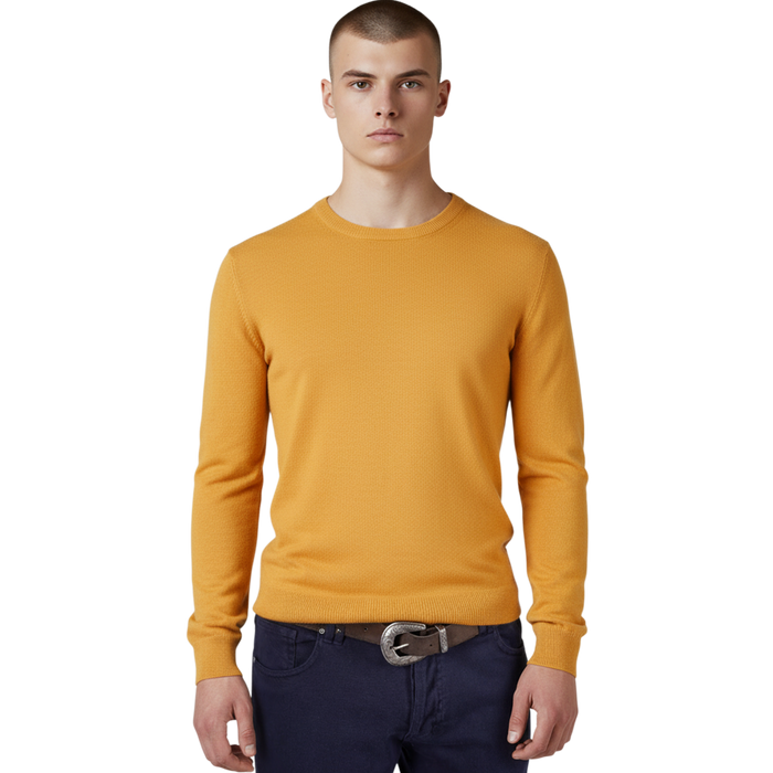 Italienischer Herrenpullover aus Woll-Kaschmir-Mischung, Vorderansicht, Rundhalsausschnitt, fein strukturierte Strickqualität, getragen über dunkelblauer Hose.