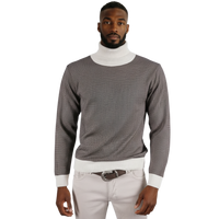 Italienischer Rollkragenpullover mit feiner Strickstruktur und kontrastierendem Kragen in Beige und Naturtönen – Frontansicht