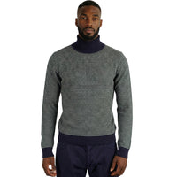Italienischer Rollkragenpullover mit feiner Strickstruktur und kontrastierendem Kragen in Grün und Blautönen – Frontansicht