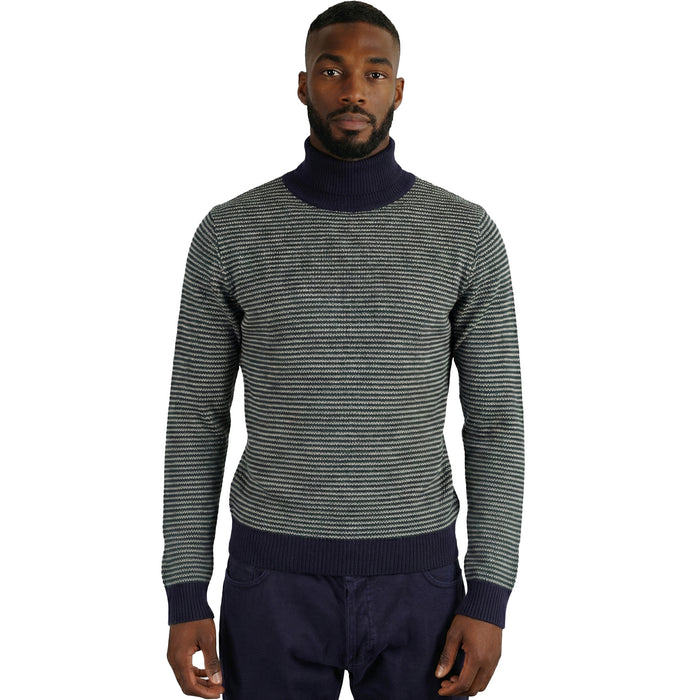 Italienischer Rollkragenpullover mit feiner Strickstruktur und kontrastierendem Kragen in Grün und Blautönen – Frontansicht