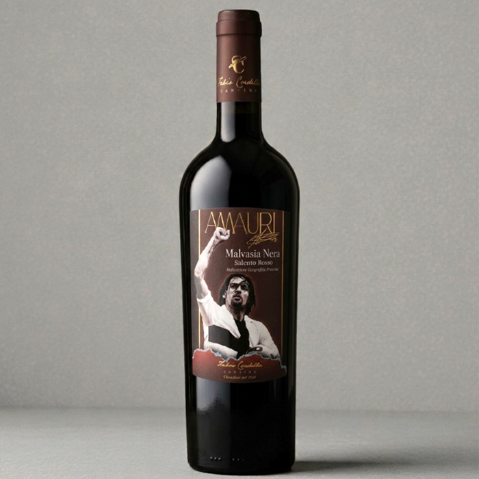 Edle Flasche des Amauri Malvasia Nera 2021 Rotweins. Das Etikett zeigt den jubelnden Fußball-Stürmer Amauri.