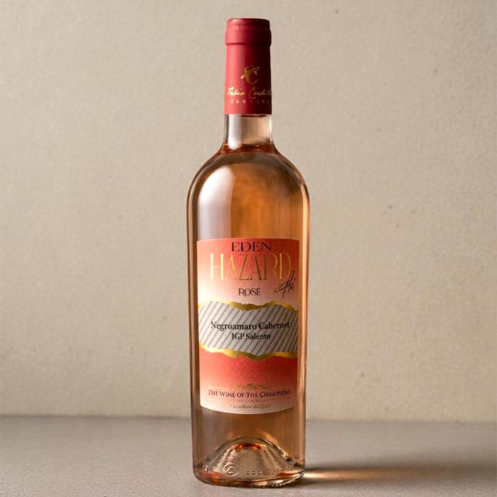 Edle Flasche des Hazard Salento Rosato 2025. Das Etikett zeigt die Signatur und den Namen der belgischen Fußballlegende Eden Hazard.