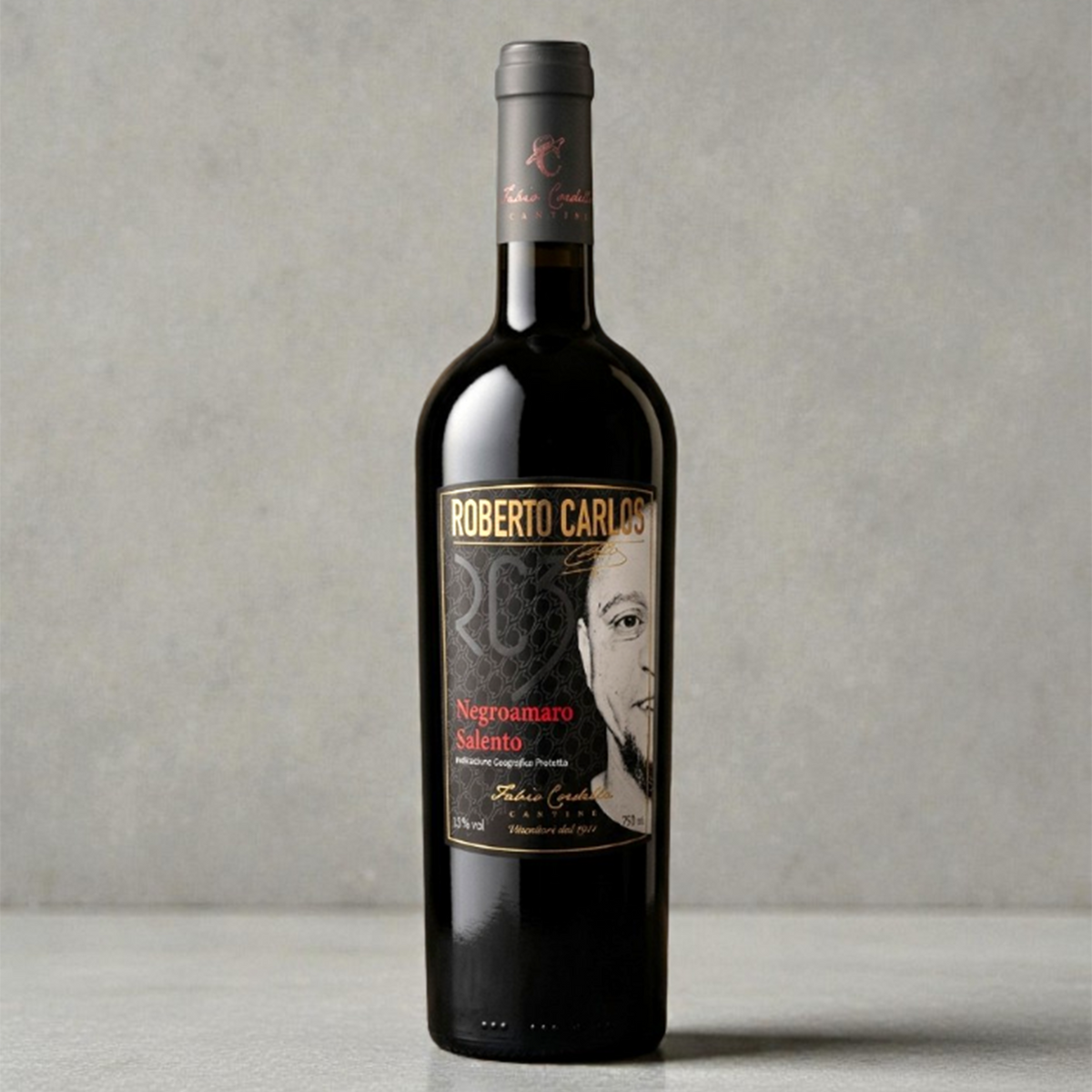 Edle Flasche des Roberto Carlos Salento Rosso 2021 Rotweins. Das dunkle Etikett zeigt das Gesicht der brasilianischen Fußballlegende Roberto Carlos.