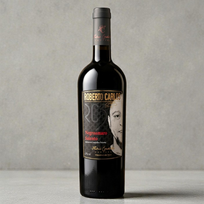 Edle Flasche des Roberto Carlos Salento Rosso 2021 Rotweins. Das dunkle Etikett zeigt das Gesicht der brasilianischen Fußballlegende Roberto Carlos.