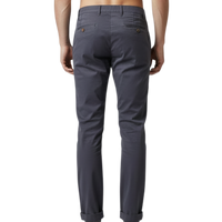 Elegante graue Herren-Chino Made in Italy mit Paspeltaschen und schlanker Silhouette – Rückansicht