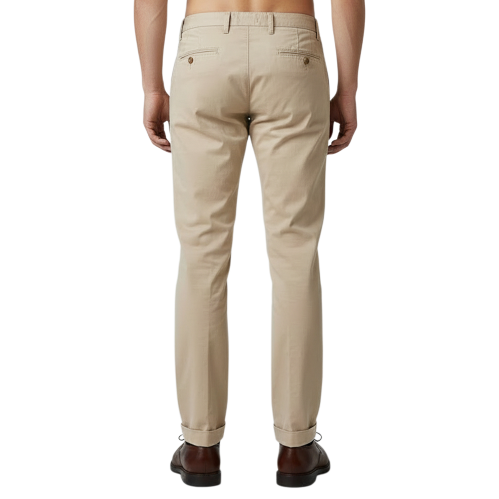 Elegante italienische Chino Hose in Beige mit Paspeltaschen und schlanker Silhouette – Rückansicht