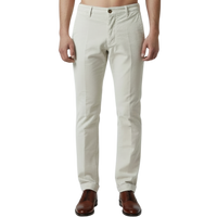 Elegante italienische Herren-Hose in Avorio mit feiner, samtähnlicher Struktur, Umschlag am Saum, schrägen Eingrifftaschen und schlanker Passform – Vorderansicht.