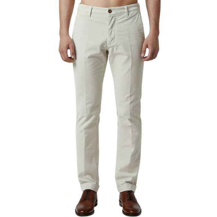 Elegante italienische Herren-Hose in Avorio mit feiner, samtähnlicher Struktur, Umschlag am Saum, schrägen Eingrifftaschen und schlanker Passform – Vorderansicht.