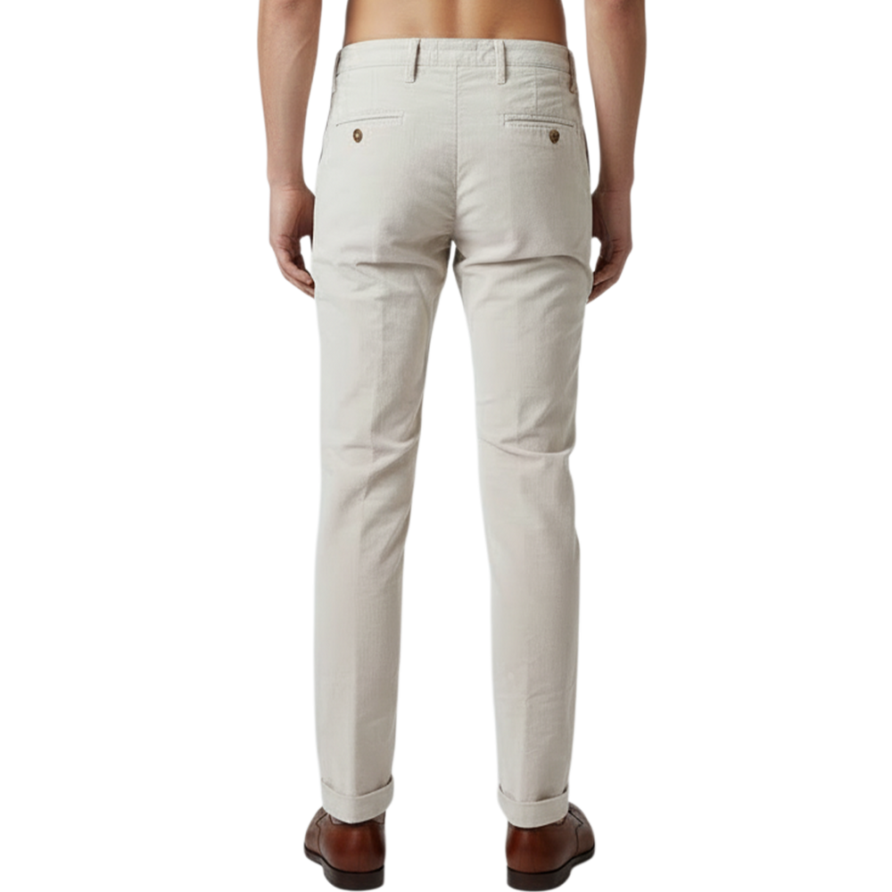 Elegante italienische Herren-Hose in Avorio mit feiner, samtähnlicher Struktur, Paspeltaschen auf der Rückseite und moderner, schlanker Silhouette – Rückansicht.