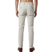 Elegante italienische Herren-Hose in Avorio mit feiner, samtähnlicher Struktur, Paspeltaschen auf der Rückseite und moderner, schlanker Silhouette – Rückansicht.