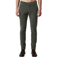Elegante italienische Herren-Hose in Avorio mit feiner, samtähnlicher Struktur, Umschlag am Saum, schrägen Eingrifftaschen und schlanker Passform – Vorderansicht.