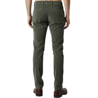 Elegante italienische Herren-Hose in Avorio mit feiner, samtähnlicher Struktur, Paspeltaschen auf der Rückseite und moderner, schlanker Silhouette – Rückansicht.