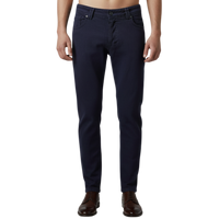 Elegante italienische Herren-Denim in Dunkelblau mit schlanker Passform, Five-Pocket-Design und modernem Stretch-Komfort – Vorderansicht.
