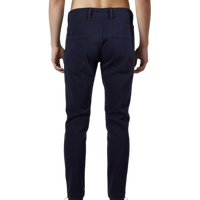 Elegante italienische Herren-Denim in Dunkelblau mit klassischer Five-Pocket-Rückansicht und körpernaher Silhouette – Rückansicht.