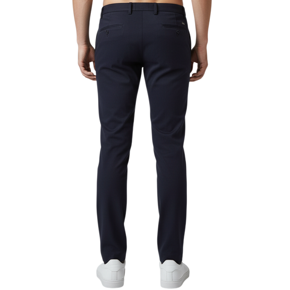 Rückansicht einer dunkelblauen italienischen Herren-Hose mit elastischem Komfortbund und moderner, schlanker Silhouette