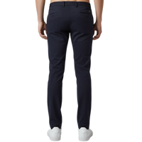 Rückansicht einer dunkelblauen italienischen Herren-Hose mit elastischem Komfortbund und moderner, schlanker Silhouette