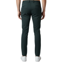 Rückansicht einer dunkelgrünen italienischen Herren-Hose mit elastischem Komfortbund und moderner, schlanker Silhouette