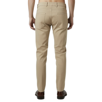 Elegante italienische Herren-Denim in Beige mit klassischer Five-Pocket-Rückansicht und körpernaher Silhouette – Rückansicht.