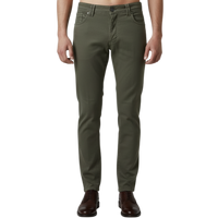 Elegante italienische Herren-Denim in Olivgrün mit schlanker Passform, klassischem Five-Pocket-Design und elastischem Tragekomfort – Vorderansicht.
