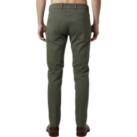 Elegante italienische Herren-Denim in Olivgrün mit schlanker Silhouette, formstabilem Sitz und klassischer Gesäßtaschen-Anordnung – Rückansicht.
