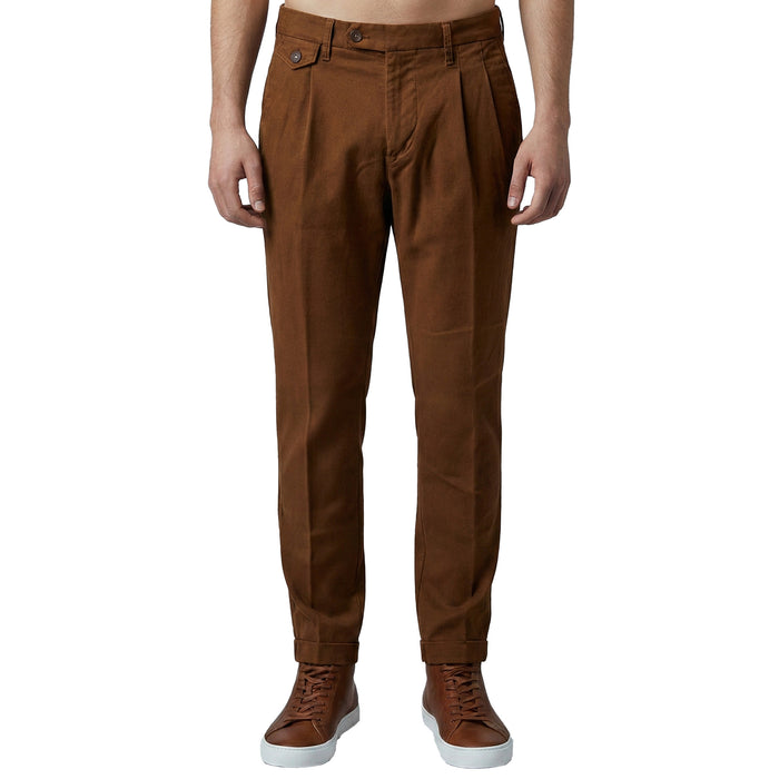 Sportiv elegante italienische Herren-Hose in Cappuccino-Farbe mit feinem Fischgratmuster, Bundfalten und modernem Umschlag – Vorderansicht