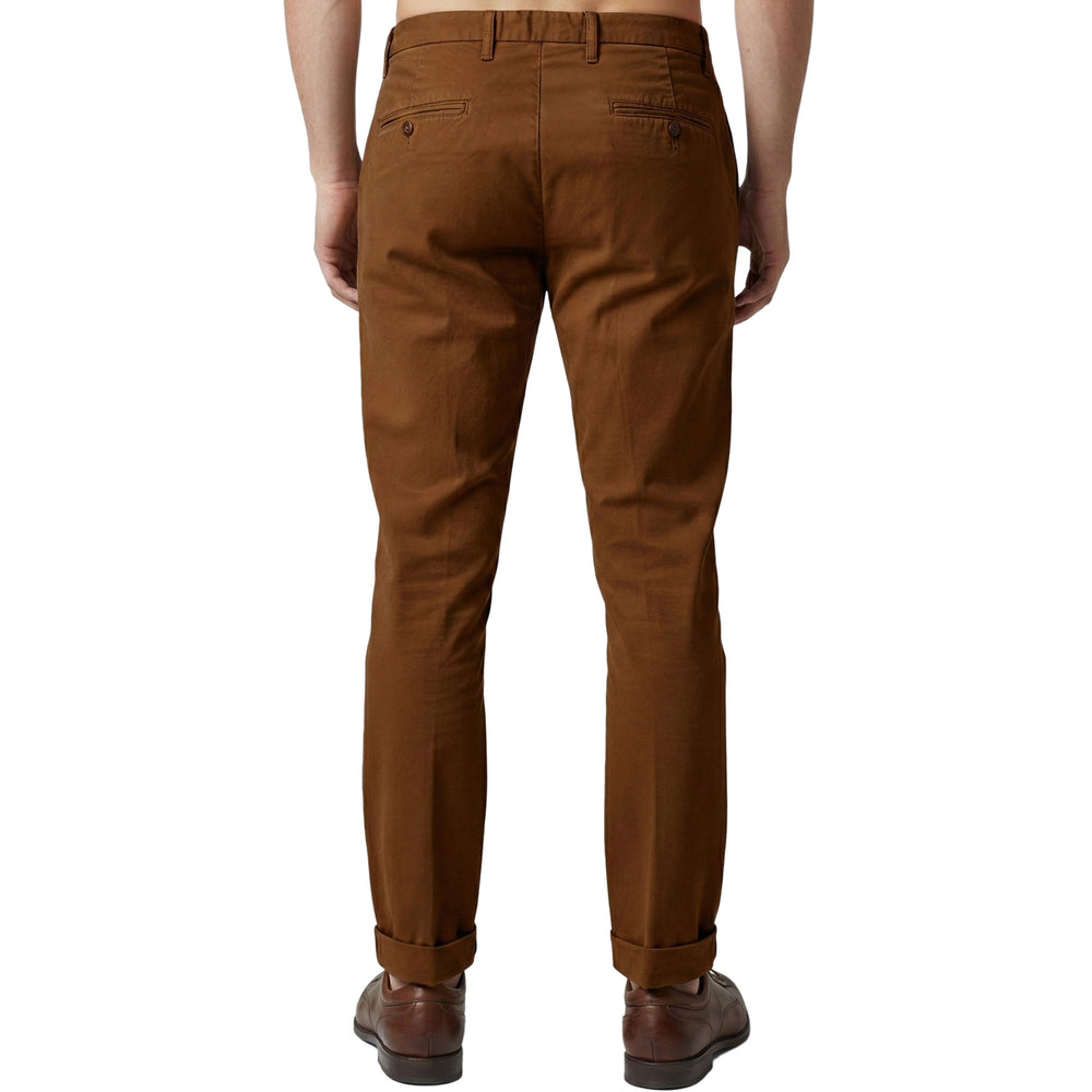 Italienische Herren-Hose in Cappuccino Farbe mit Fischgratmuster, Paspeltaschen und Umschlag – Rückansicht