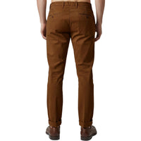 Italienische Herren-Hose in Cappuccino Farbe mit Fischgratmuster, Paspeltaschen und Umschlag – Rückansicht