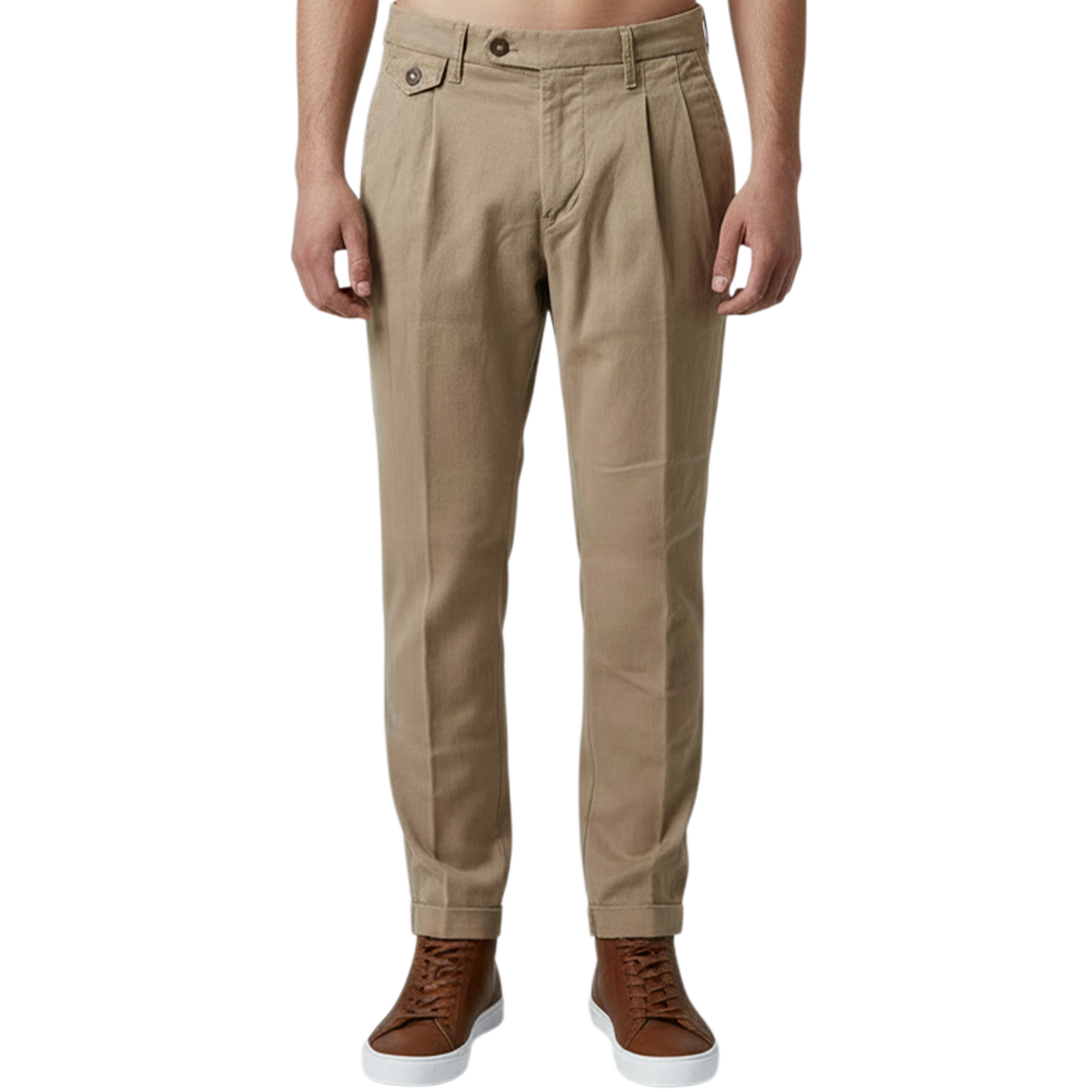 Sportiv elegante italienische Herren-Hose in heller Honigfarbe mit feinem Fischgratmuster, Bundfalten und modernem Umschlag – Vorderansicht
