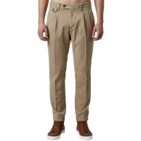 Sportiv elegante italienische Herren-Hose in heller Honigfarbe mit feinem Fischgratmuster, Bundfalten und modernem Umschlag – Vorderansicht
