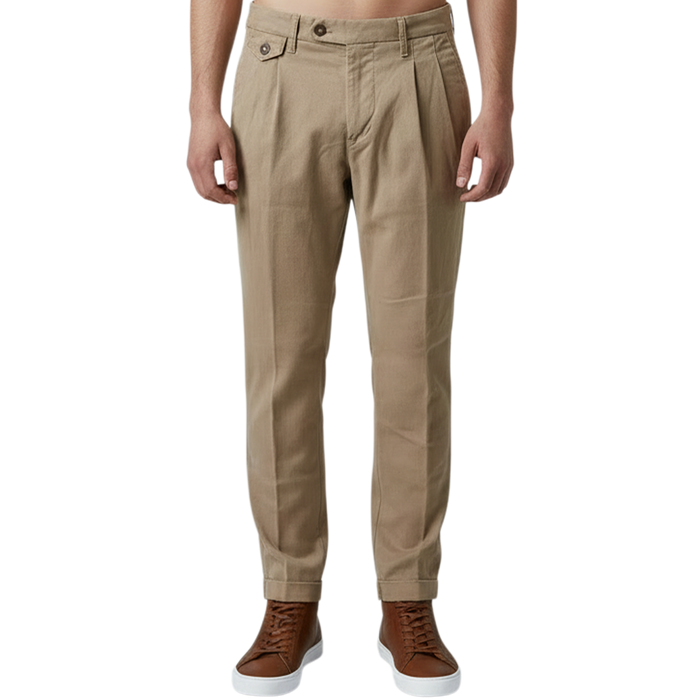 Sportiv elegante italienische Herren-Hose in heller Honigfarbe mit feinem Fischgratmuster, Bundfalten und modernem Umschlag – Vorderansicht