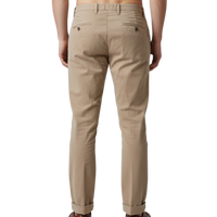 Italienische Herren-Hose in Honigfarbe mit Fischgratmuster, Paspeltaschen und Umschlag – Rückansicht