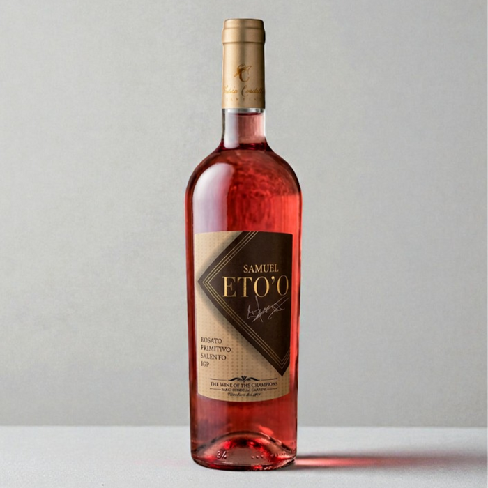 Edle Flasche des Samuel Eto'o Salento Rosato 2025. Das Etikett in elegantem Roségold zeigt den Namen und die Signatur der Fußballlegende Samuel Eto'o.
