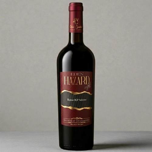 Edle Flasche des Hazard Salento Rosso 2023 Rotweins. Das dunkelrote, elegant geschwungene Etikett zeigt in goldenen Lettern den Namen der belgischen Fußballlegende Eden Hazard.