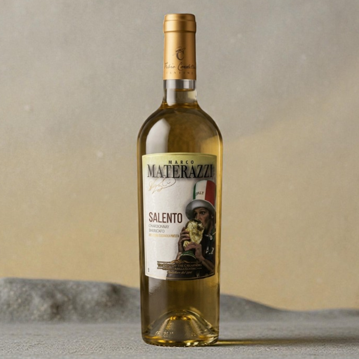 Edle Flasche des Marco Materazzi Chardonnay Barricato 2022 Weißweins. Das Etikett zeigt die Fußballlegende Marco Materazzi mit dem Weltmeisterpokal.