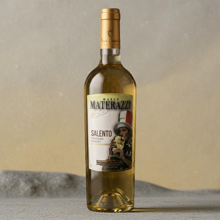Edle Flasche des Marco Materazzi Chardonnay Barricato 2022 Weißweins. Das Etikett zeigt die Fußballlegende Marco Materazzi mit dem Weltmeisterpokal.