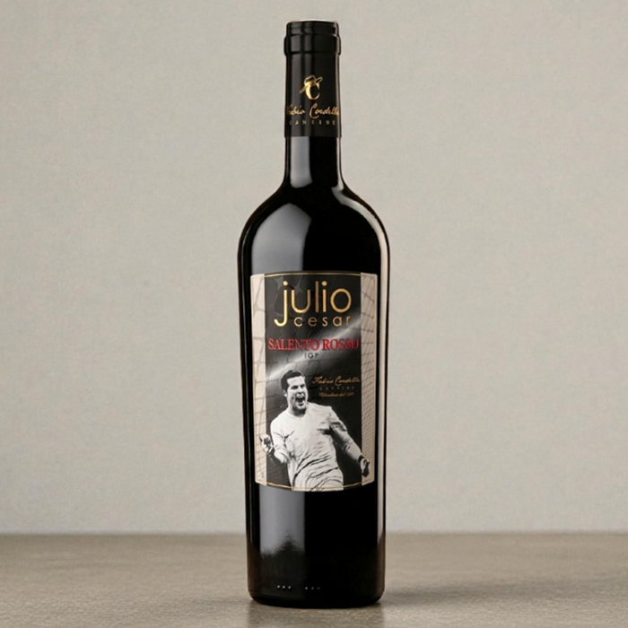 Edle Flasche des Julio Cesar Salento Rosso 2021 Rotweins. Das dunkle Etikett zeigt die jubelnde brasilianische Torhüterlegende Júlio César.
