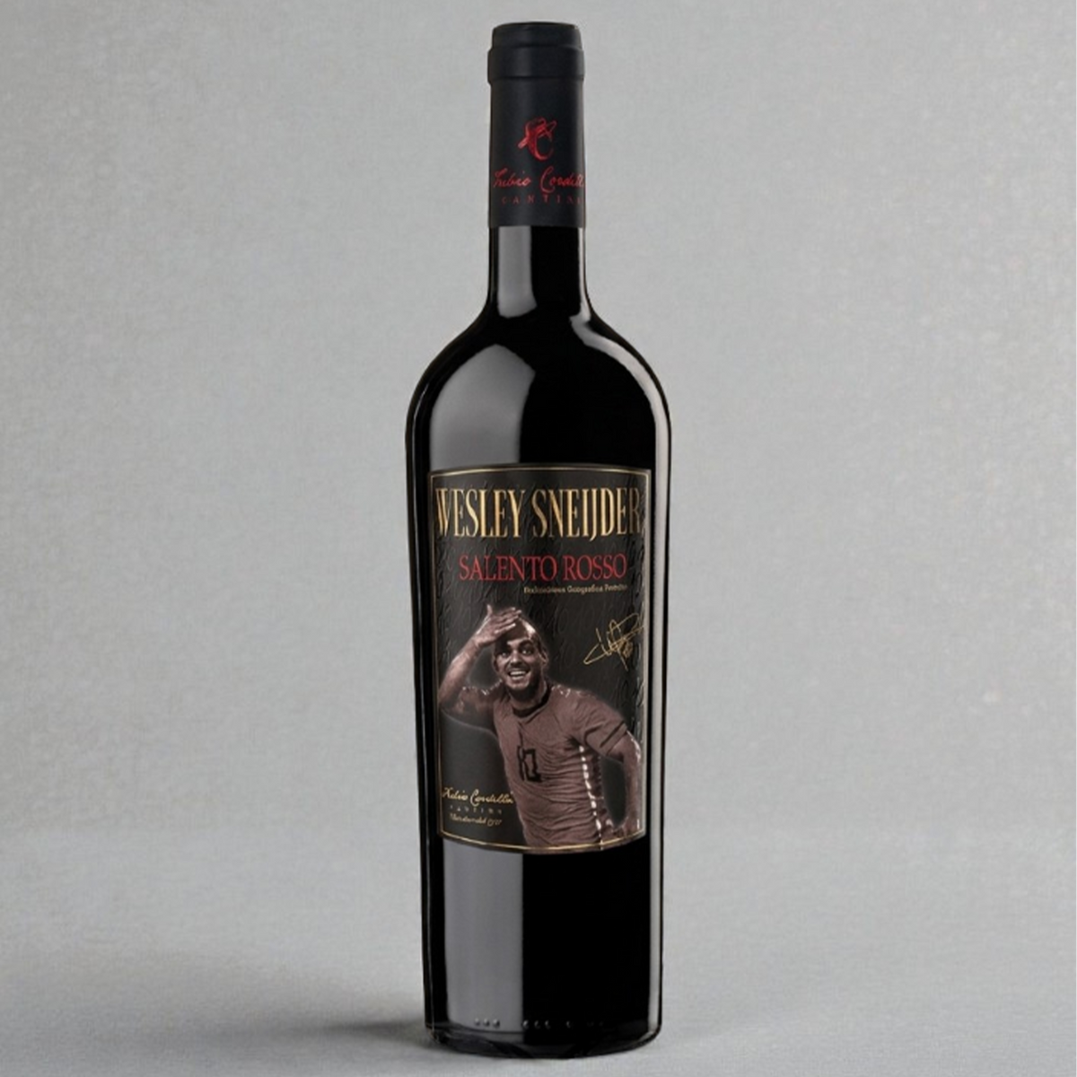 Edle Flasche des Wesley Sneijder Salento Rosso 2024 Rotweins. Das dunkle Etikett zeigt die jubelnde niederländische Fußballlegende Wesley Sneijder.
