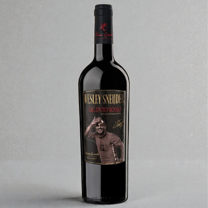 Edle Flasche des Wesley Sneijder Salento Rosso 2024 Rotweins. Das dunkle Etikett zeigt die jubelnde niederländische Fußballlegende Wesley Sneijder.