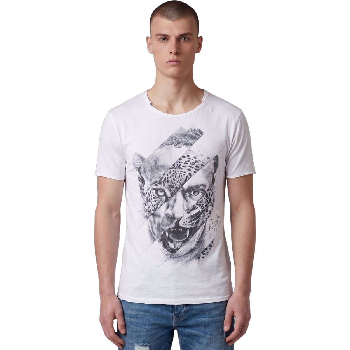 Vorderansicht des weißen T-Shirts Stampa Animale E Umana bei Ricci Uomo. Das Model trägt das figurbetonte Shirt mit einem markanten, skizzierten Front-Print, der ein menschliches Gesicht mit einer Raubkatze verschmelzen lässt. Sichtbare Rollkanten an Kragen und Ärmeln unterstreichen den lässigen Look.